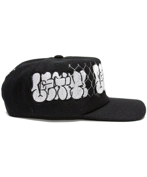 [1 OF 1] WHITE/BLACK THROWIE (BLACK)